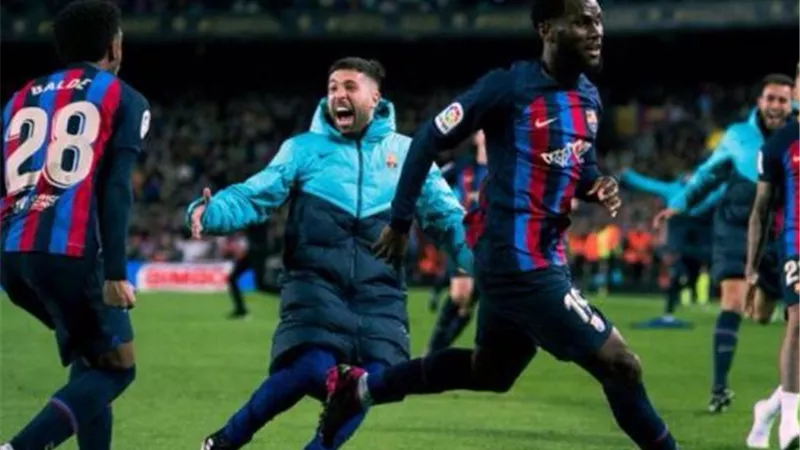 الأهلي ولعها.. يقترب من ضم نجم برشلونة