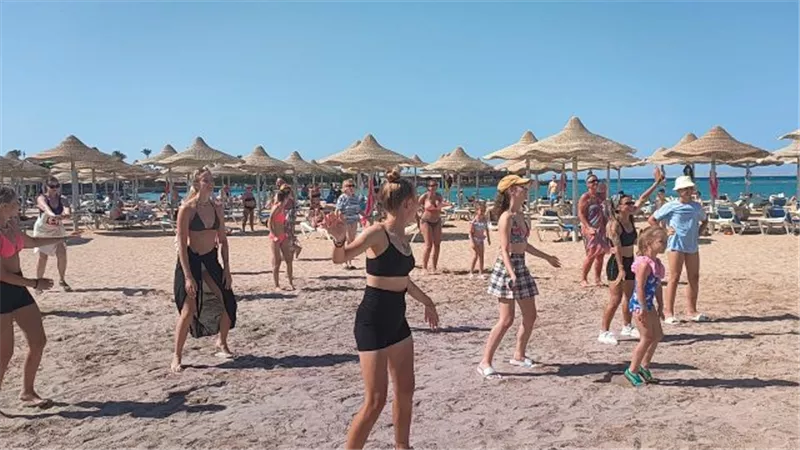 الزومبا تجذب السياح على شواطئ الغردقة احتفالا بعيد الأضحى