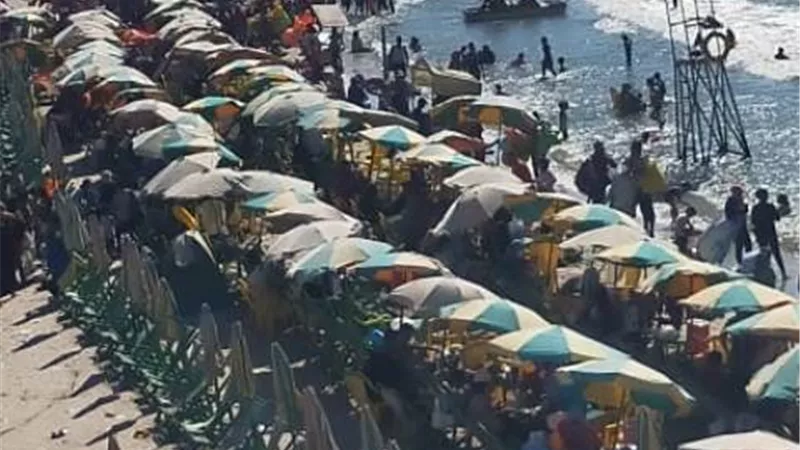 زحام شديد برأس البر إنقاذ ٦٣ مواطنا من الغرق وإعادة ٧٣ طفلا تائها