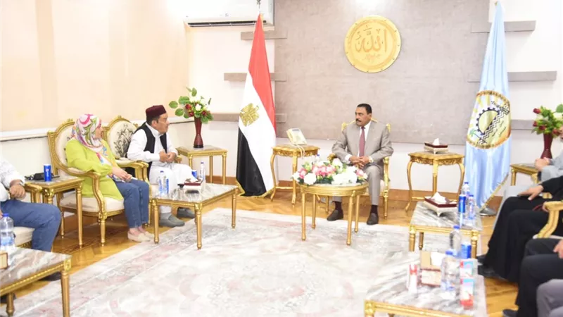 محافظ مطروح يستقبل القيادات التنفيذية والشعبية للتهنئة بالعيد