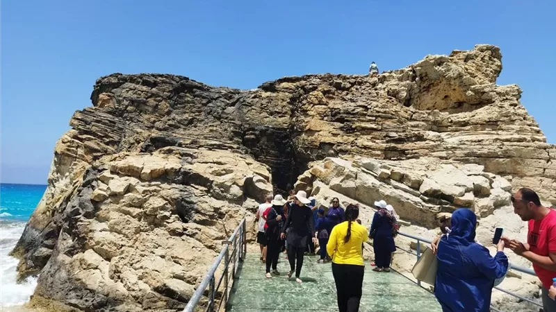 إقبال المصطافين على الشواطئ لقضاء إجازة عيد الاضحي بمطروح