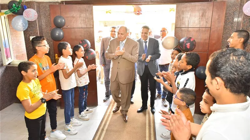 محافظ أسيوط يشارك الأطفال اليتام فرحتهم بالعيد