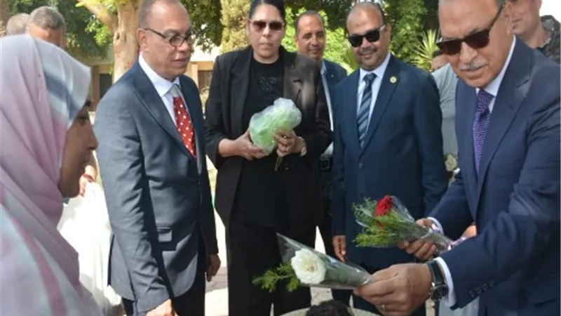 الهجان يُقدم هدايا رئيس الجمهورية للأطفال بحدائق القناطر الخيرية
