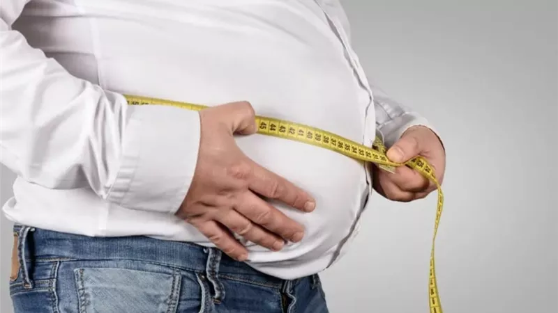 بينها ماء الكمون..7 مشروبات صباحًا لحرق دهون البطن