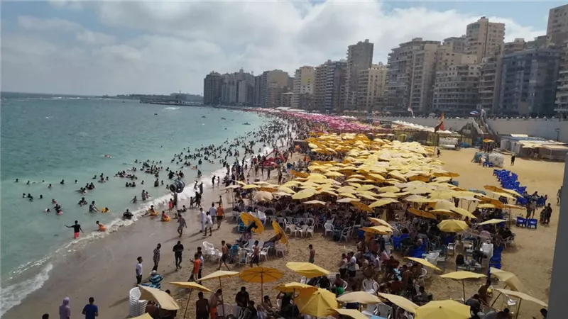رحلات اليوم الواحد تنعش شواطئ الأسكندرية..صور