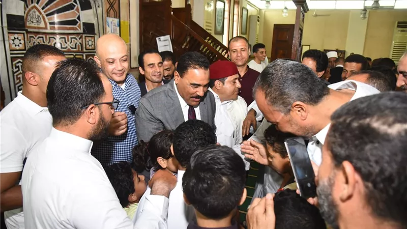 هدايا وعيدية من محافظ مطروح للاطفال خلال صلاة العيد