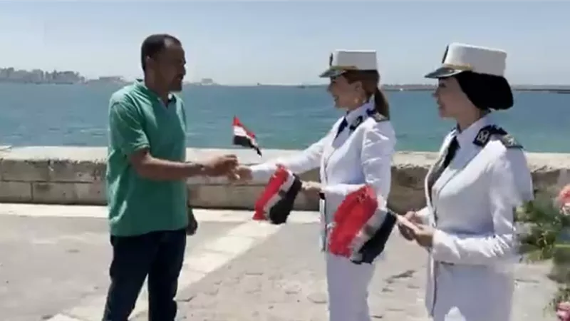 بالزهور والأعلام.. الداخلية تشارك المواطنين الاحتفال بذكرى ثورة 30 يونيو.. فيديو
