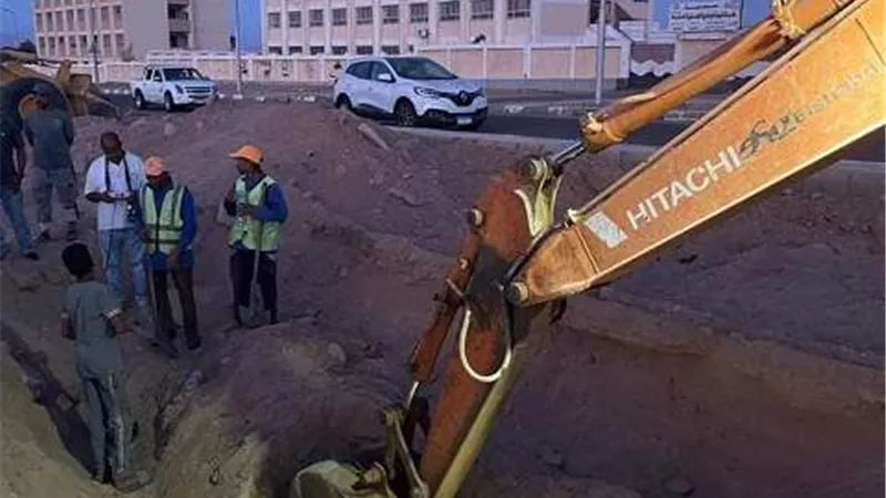 رئيس كهرباء القناة يعيد التيار لمدينة دهب