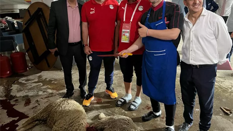 المنتخب الاوليمبي يضحي بعجل وخروفين في العيد