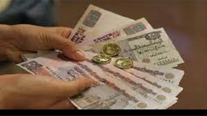 استحواذ الاباءعلى عيدية الابناء هذا حكمه واليك ما يجب عند اعطائها