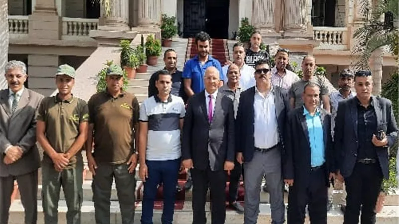 رئيس جامعة بنها يقدم التهنئة لأفراد الأمن ويشيد بدورهم فى العمل