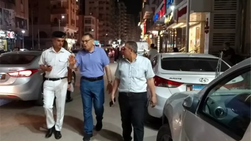 محافظ الشرقية يُفاجئ شوارع مدينة الزقازيق..ويُهنئ المواطنين بعيد