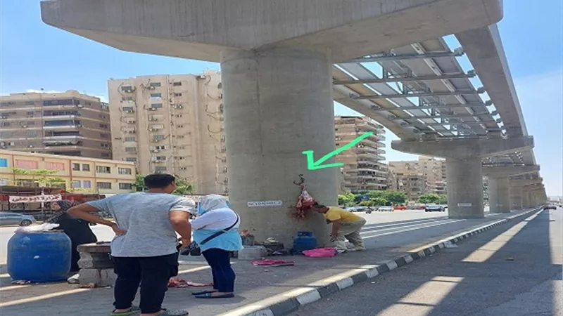 القبض على جزار و3 من مساعديه .. علّقوا اللحمة على أعمدة المونوريل