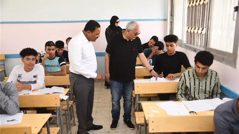 وزير التعليم ومحافظ مطروح يتفقدان عددا من لجان امتحانات الثانوية