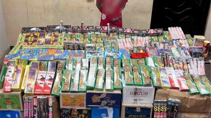 ضبط شخص بـ مليون ونصف صاروخ العيد بالقاهرة