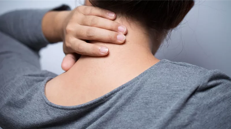 6 عادات خاطئة تسبب تيبس الرقبة احذرها