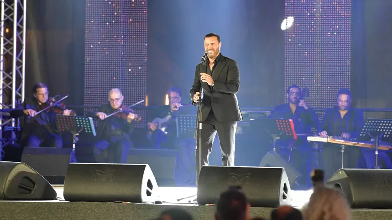 معجبه تلقى كاظم الساهر بـ سبحة عليه خلال غنائه على المسرح