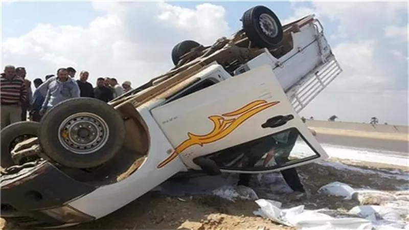 مصرع 6 وإصابة 5 إثر انقلاب سيارة نصف نقل بصحراوى البحيرة