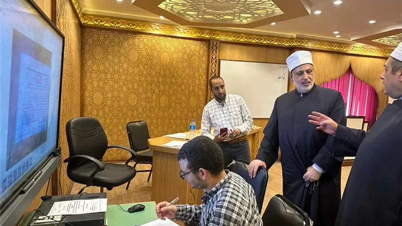 الضويني يتفقد غرفة عمليات قطاع المعاهد الأزهرية للشهادة الثانوية