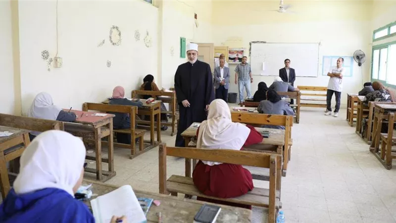 وكيل الأزهريتفقد لجان امتحانات الثانوية الأزهرية في مادة الفيزياء