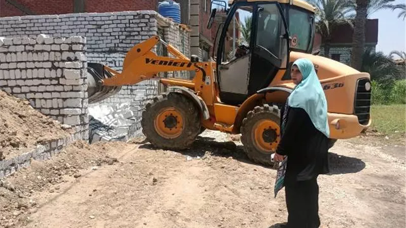 إزالة ٩٤حالة تعد على الأرض الزراعية وإيقاف بناء ببنى سويف