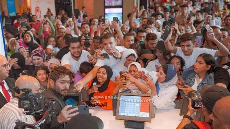 بالڤيديو.. ضجه عارمه بمول مصر بسبب النجم تامرحسني