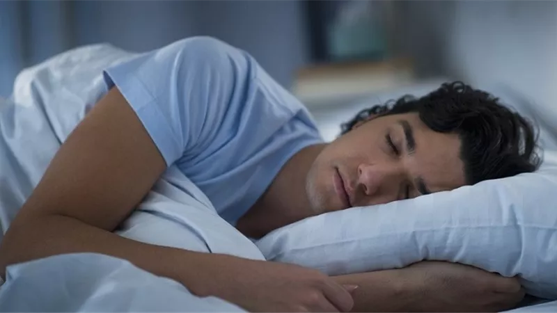 تعرف على الفوائد الصحية التي تتحقق عندما تنام على جانبك الأيسر