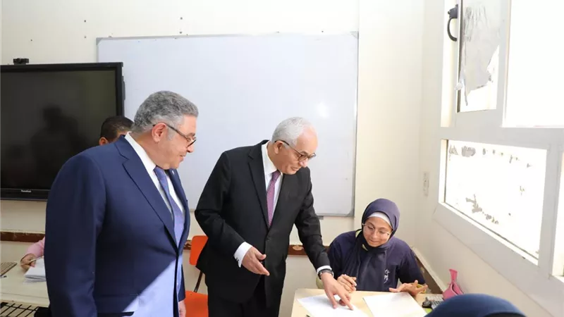 حجازي ومحافظ البحرالأحمرفي لجان الثانويةبمدرستيSTEMوخالدبن الوليد