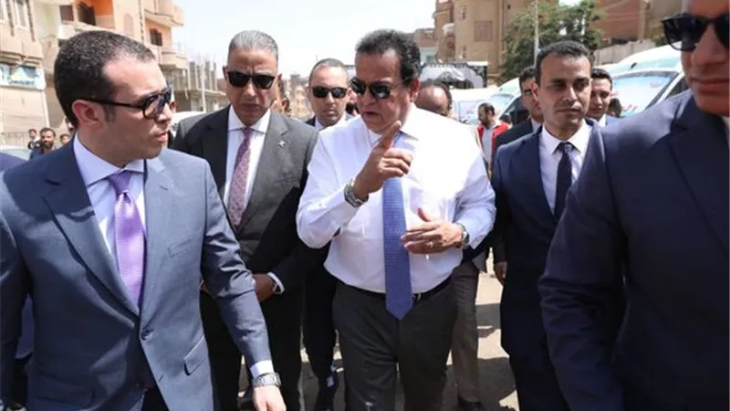 وزير الصحة يتفقد مقر حملة 100 يوم صحة بقرية سنهور