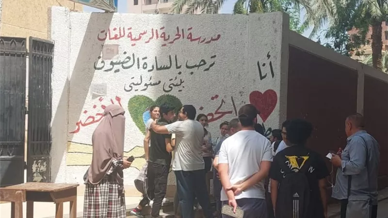 تعليم أسيوط ضبط طالب بحوزته هاتف محمول متصل بالإنترنت
