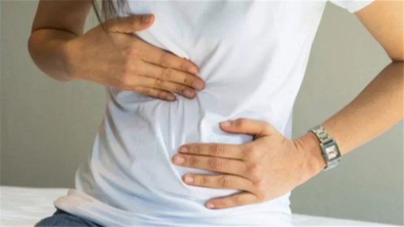ألم في الجزء العلوي من البطن من الأعراض الأولى لسرطان المعدة