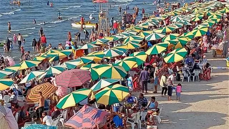 محافظ دمياط تشيد بالجهود المبذولة لتوفير الخدمات لزائرى رأس البر