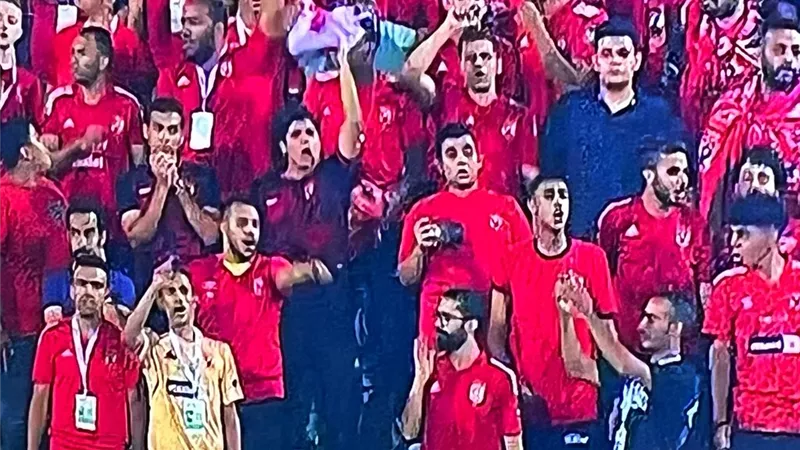 المدرجات لا تحكم.. رد إدارة الأهلى على الهتافات ضد إمام عاشور