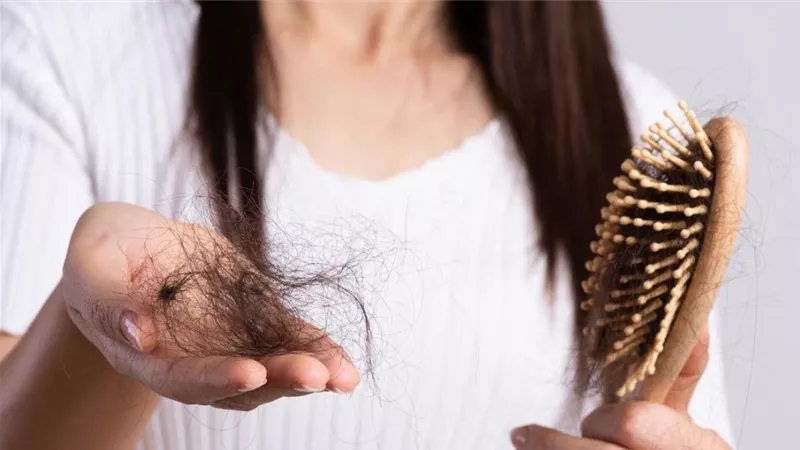 اسباب تساقط الشعر وطرق طبيعية لتقويته