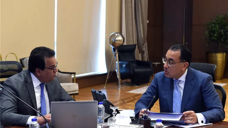 رئيس الوزراء يتابع مع وزير الصحة موقف تنفيذ حملة 