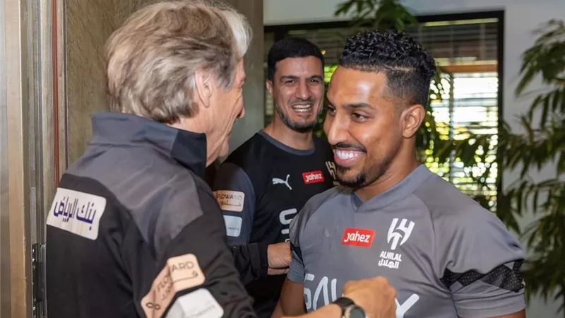 استعدادا للموسم الجديد.. جيسوس يصل معسكر الهلال السعودي