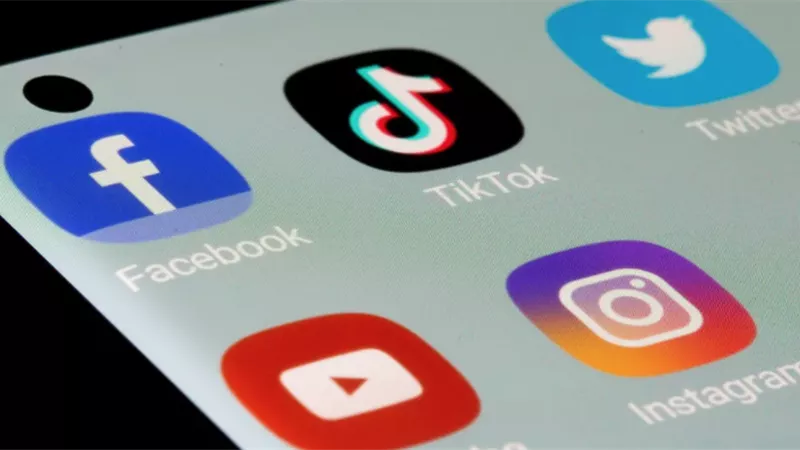 لماذا قيّد تواصل المسؤولين بإدارة بايدن مع مواقع التواصل