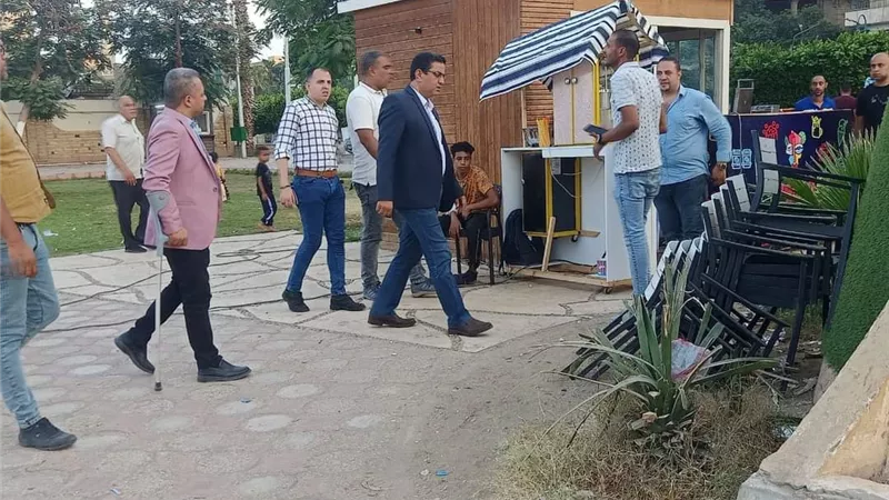 رئيس مدينة المنيا يقود حملة بكورنيش النيل و يوجه برفع الإشغالات