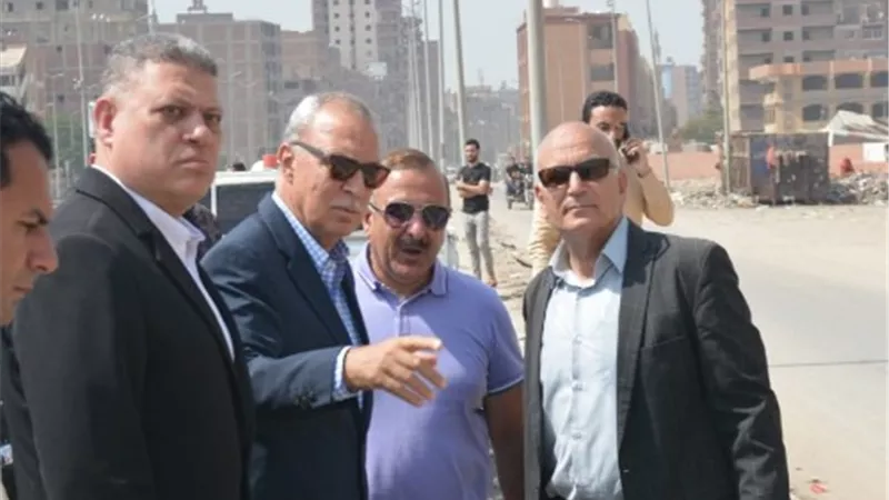 محافظ القليوبية يقود حملة لإزالة الإشغالات بشبرا الخيمة.. صور