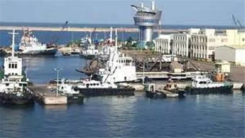 ٣٢ سفينة و ٣٠٣٢ شاحنة علي أرصفة ميناء دمياط