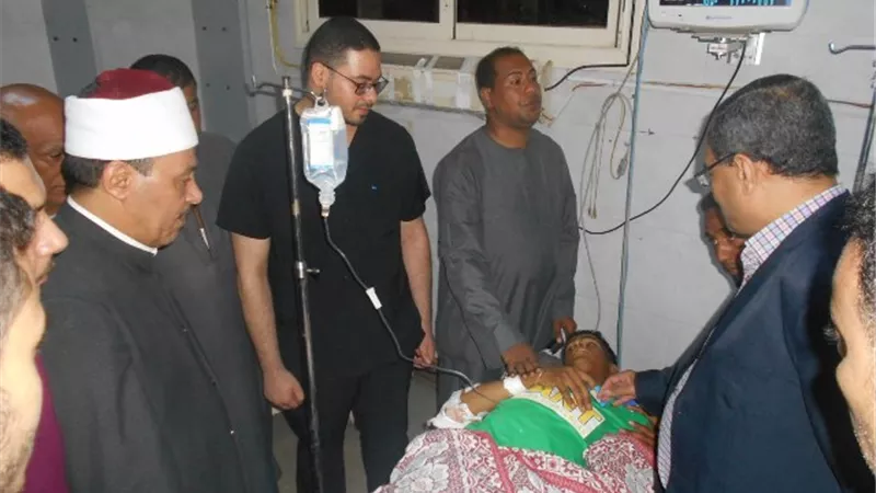 وكيل الأزهر يطمئن على صحة طالب الثانوية المصاب في حادث سير بسوهاج