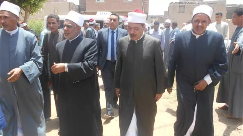 وكيل قطاع المعاهد الأزهرية يقدم واجب العزاء في طالب سوهاج