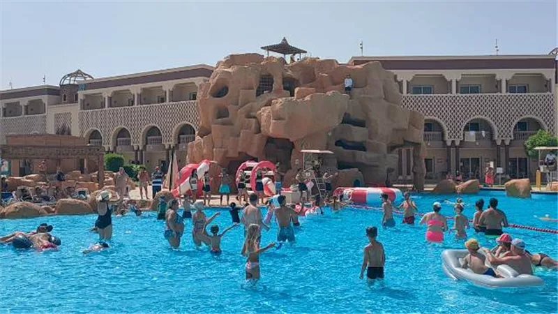 الالعاب المائية تجذب السياح والمصريين بفنادق الغردقة