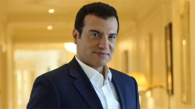 إيهاب توفيق يكشف حقيقة إحيائه حفل غنائي يوم وفاة علاء عبد الخالق