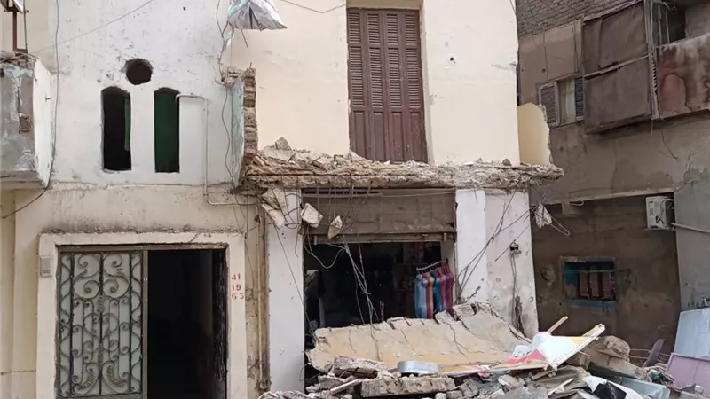 انهيار شرفات منزل وإصابة سيدة بالسويس