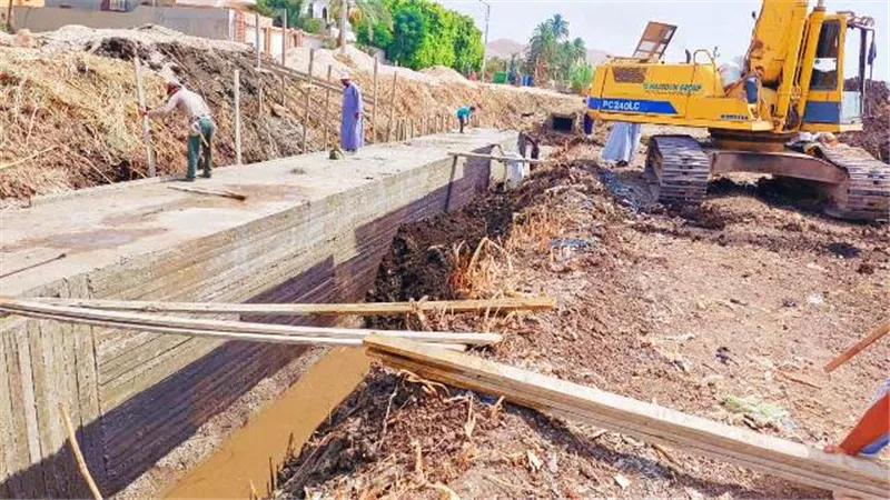 تغطية ترعة رمسيس بمنطقة هابو غرب الأقصر