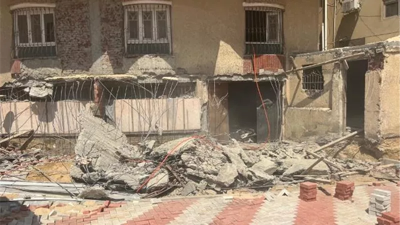 جهاز ٦ أكتوبر ينفذ حملة مكثفة لإزالة مخالفات البناء بالأحياء /صور