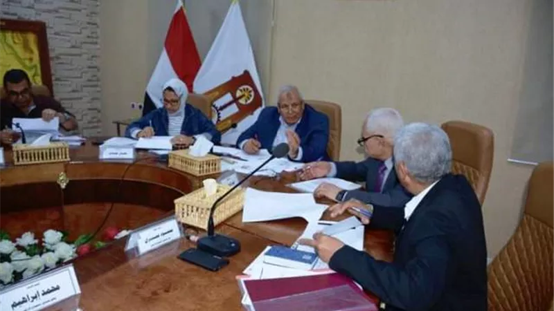 محافظ الوادي الجديد يوافق على تخصيص آلاف الافدنة بالعملة الصعبة