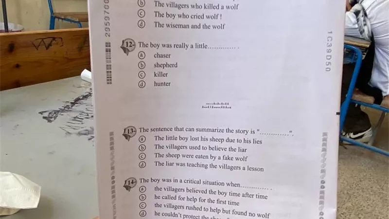 ضبط الطالبة صاحبة الصورة المتداولة لامتحان الانجليزي