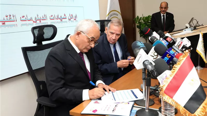 وزير التعليم يكرم أوائل الدبلومات الفنية 2023